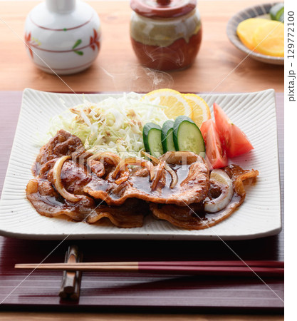 出来立て熱々の豚の生姜焼き定食 湯気が立つジューシーな豚肉とキャベツ添えの和食ランチ 出来立て熱々の豚の生姜焼き定食 湯気が立つジューシーな豚肉とキャベツ添えの和食ランチ 129772100