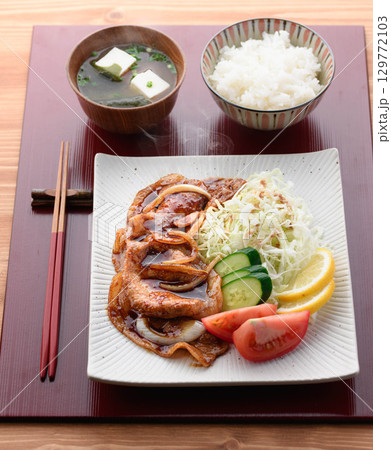 出来立て熱々の豚の生姜焼き定食 湯気が立つジューシーな豚肉とキャベツ添えの和食ランチ 出来立て熱々の豚の生姜焼き定食 湯気が立つジューシーな豚肉とキャベツ添えの和食ランチ 129772103