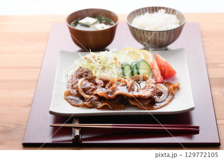 出来立て熱々の豚の生姜焼き定食 湯気が立つジューシーな豚肉とキャベツ添えの和食ランチ 出来立て熱々の豚の生姜焼き定食 湯気が立つジューシーな豚肉とキャベツ添えの和食ランチ 129772105