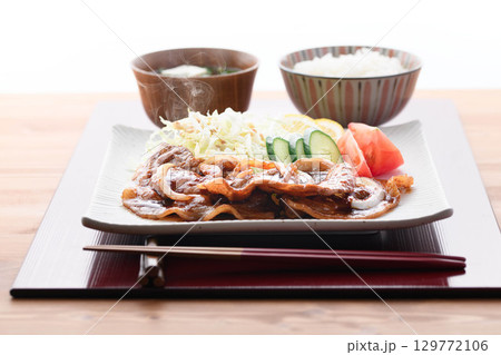 出来立て熱々の豚の生姜焼き定食 湯気が立つジューシーな豚肉とキャベツ添えの和食ランチ 出来立て熱々の豚の生姜焼き定食 湯気が立つジューシーな豚肉とキャベツ添えの和食ランチ 129772106
