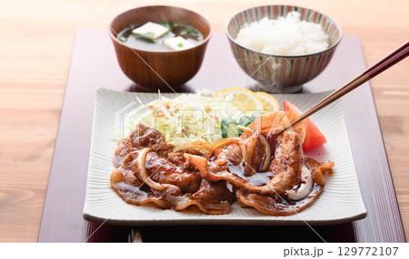 出来立て熱々の豚の生姜焼き定食 湯気が立つジューシーな豚肉とキャベツ添えの和食ランチ 出来立て熱々の豚の生姜焼き定食 湯気が立つジューシーな豚肉とキャベツ添えの和食ランチ 129772107