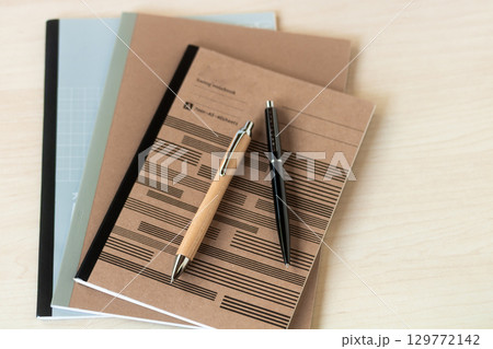 ノート3種とボールペン2種 ノート3種とボールペン2種 129772142