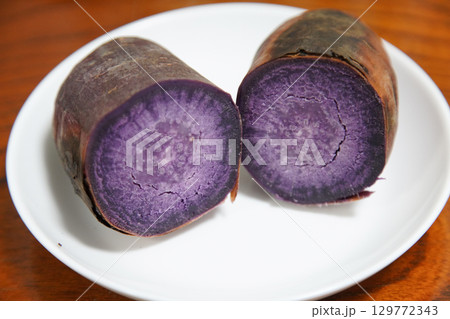 紫芋で作った焼き芋 129772343