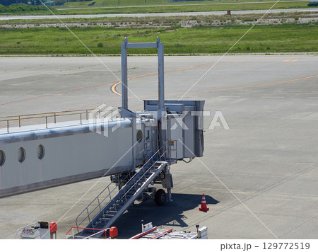 日本の小松空港のジェットウエイの様子 日本の小松空港のジェットウエイの様子 129772519