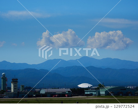 夏の綺麗な青空と小松空港の風景 夏の綺麗な青空と小松空港の風景 129772524