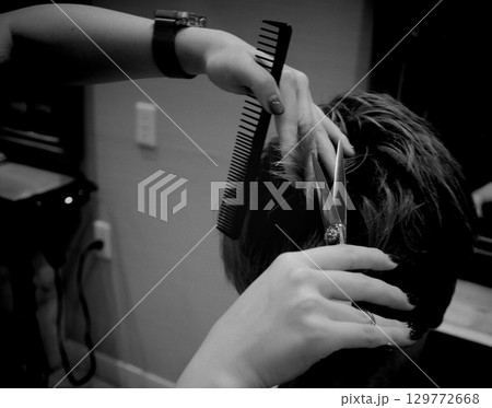 美容院で髪を切る美容師の手元 129772668