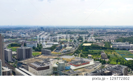 現代都市のドローン空撮 129772802