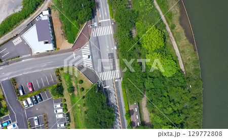現代都市と庭園の真俯瞰ドローン空撮 現代都市と庭園の真俯瞰ドローン空撮 129772808