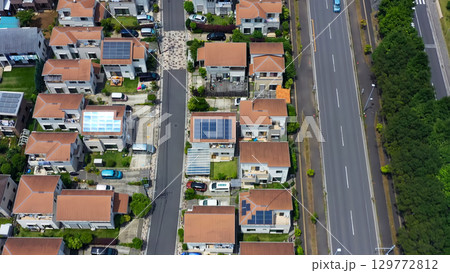 住宅地の真俯瞰ドローン空撮 129772812