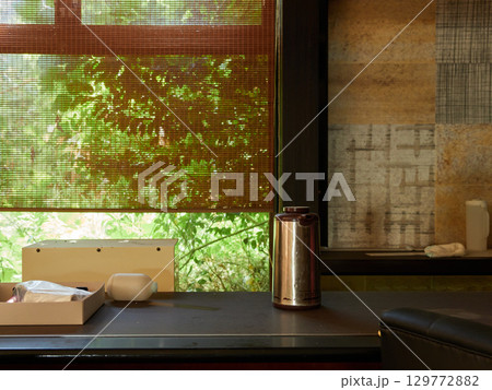 日本の観光地の倒産したホテルの廃墟の様子	 129772882