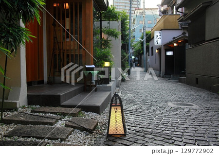 古都の中に洋の雰囲気が混じる神楽坂の路地 129772902