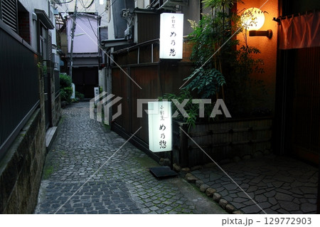 隠れ家料亭が点在する神楽坂の細路地 129772903