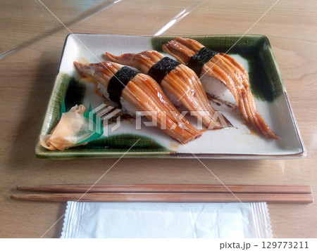 The japanese confucius sushi / 日本料理(煮穴子寿司)の皿盛り 129773211