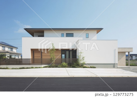 新築の家が並ぶ住宅 129773275