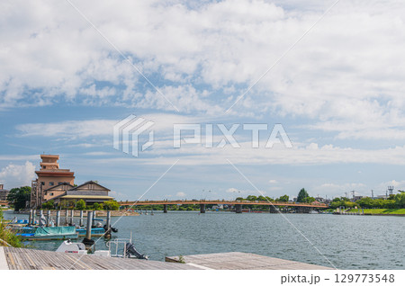 夏の瀬田川風景 瀬田の唐橋付近 滋賀県大津市 夏の瀬田川風景 瀬田の唐橋付近 滋賀県大津市 129773548