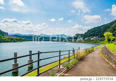 夏の瀬田川風景　滋賀県大津市 129773558