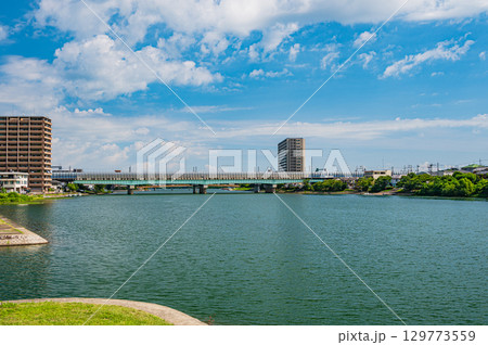 夏の瀬田川風景　滋賀県大津市 129773559