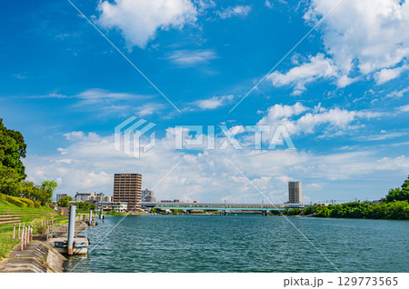 夏の瀬田川風景　滋賀県大津市 129773565