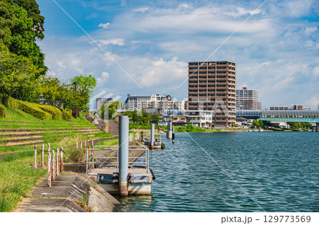 夏の瀬田川風景　滋賀県大津市 129773569