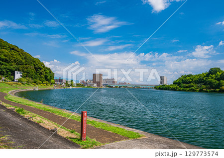 夏の瀬田川風景　滋賀県大津市 129773574