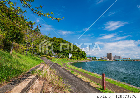 夏の瀬田川風景 滋賀県大津市 夏の瀬田川風景 滋賀県大津市 129773576