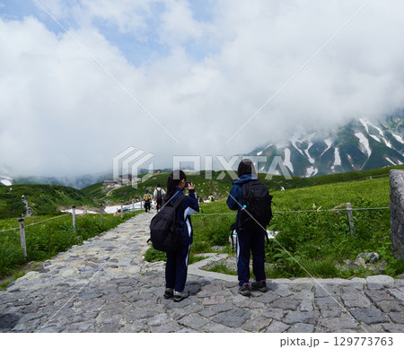 夏の観光名所立山黒部アルペンルートの室堂山頂の風景と人々の観光客の姿 129773763