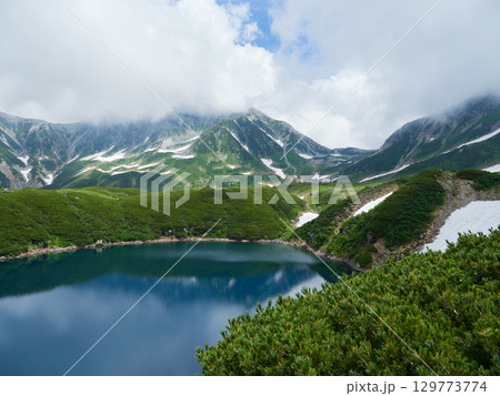 夏の観光名所立山の室堂山頂のみくりが池と立山連峰の風景 夏の観光名所立山の室堂山頂のみくりが池と立山連峰の風景 129773774