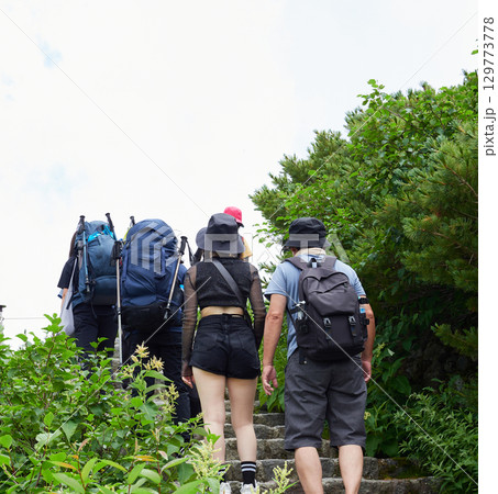夏の観光名所立山室堂の山頂でハイキングする観光客の姿 夏の観光名所立山室堂の山頂でハイキングする観光客の姿 129773778