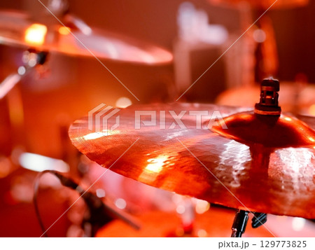 ステージに並ぶシンバル 129773825