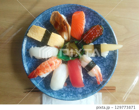 "Omakase" sushi set / 江戸前握り（海鮮にぎり）のランチセット - おまかせ握り 129773871