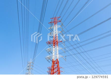 重要な社会インフラである送電線（電力イメージ） 129774591