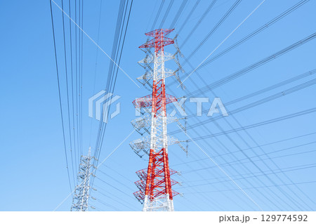 重要な社会インフラである送電線（電力イメージ） 129774592