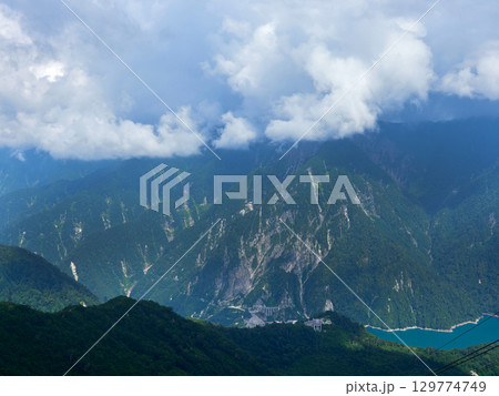 立山黒部アルペンルートの大観峰から見た黒部ダム湖の風景	 129774749