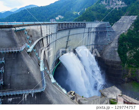 観光名所黒部ダムの夏の観光放水の風景 129774757