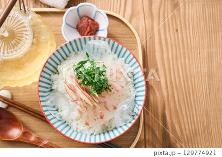 冷やし鯛茶漬け｜冷たいお出汁で食べる夏ごはん 129774921