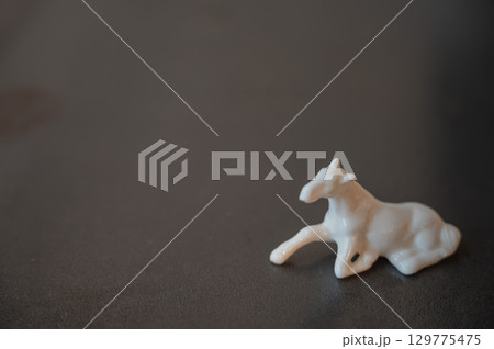 2026年の干支　白い陶器のウマ 129775475