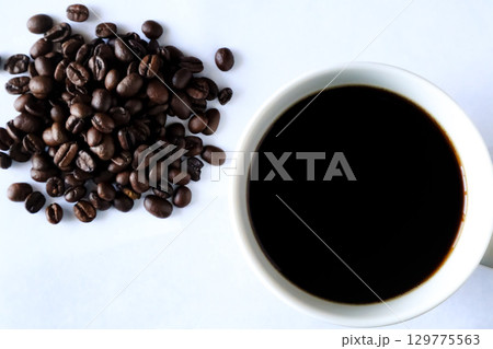 コーヒーカップとコーヒー豆 129775563