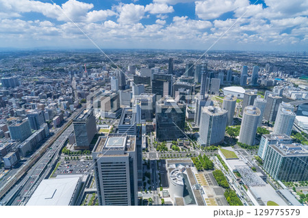 《神奈川県》雲が流れる横浜みなとみらいの街並み 129775579