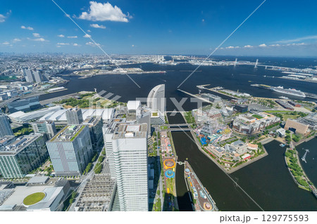 《神奈川県》雲が流れる横浜みなとみらいの街並み 129775593