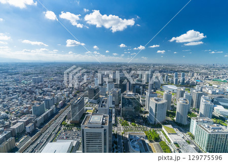 《神奈川県》雲が流れる横浜みなとみらいの街並み 《神奈川県》雲が流れる横浜みなとみらいの街並み 129775596