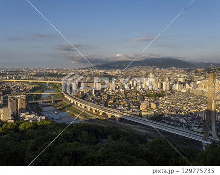 五月山から見る朝日に照らされた都市の風景 五月山から見る朝日に照らされた都市の風景 129775735