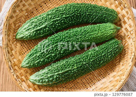 ゴーヤ｜沖縄の夏野菜を竹ざるに盛った食材イメージ 129776087