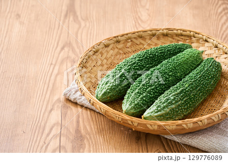 ゴーヤ｜沖縄の夏野菜を竹ざるに盛った食材イメージ 129776089