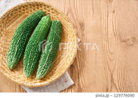 ゴーヤ｜沖縄の夏野菜を竹ざるに盛った食材イメージ 129776090