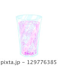 氷の入った冷たいピーチソーダ 129776385