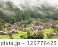 霧と雨に包まれた白川郷の合掌造り村の全景 129776425