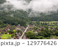 雨雲に包まれた白川郷の合掌造り集落と山々 129776426