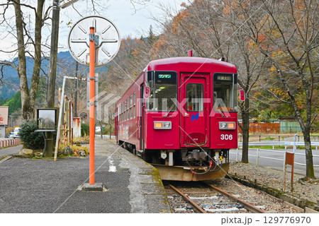 長良川鉄道北濃駅に停車中の美濃太田行きの列車【岐阜県郡上市】 129776970
