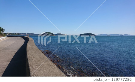 西尾市寺部町から望む三河湾の青い海と島々 129777286