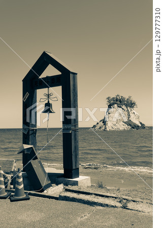 能登半島地震の記録　崩落変形した見附島　※2025年7月撮影 129777310